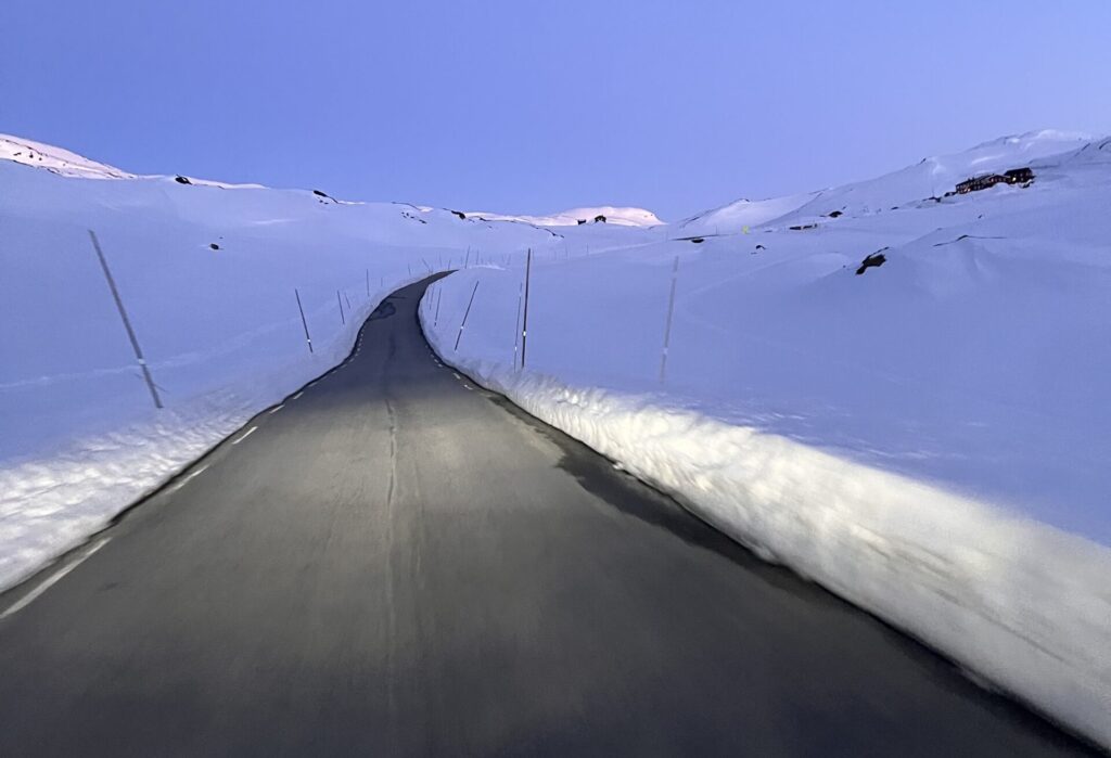Som administrerende direktør i Maskinentreprenørenes forbund (MEF), en tradisjonsrik og sterk organisasjon med over 2 440 medlemsbedrifter, har Julie Brodtkorb flere reisedøgn enn de fleste. Med bobilen som transportmiddel, kontor og soverom har hun en reisemåte som gir frihet, effektivitet og høyere livskvalitet – og som fungerer like godt i jobben som privat!